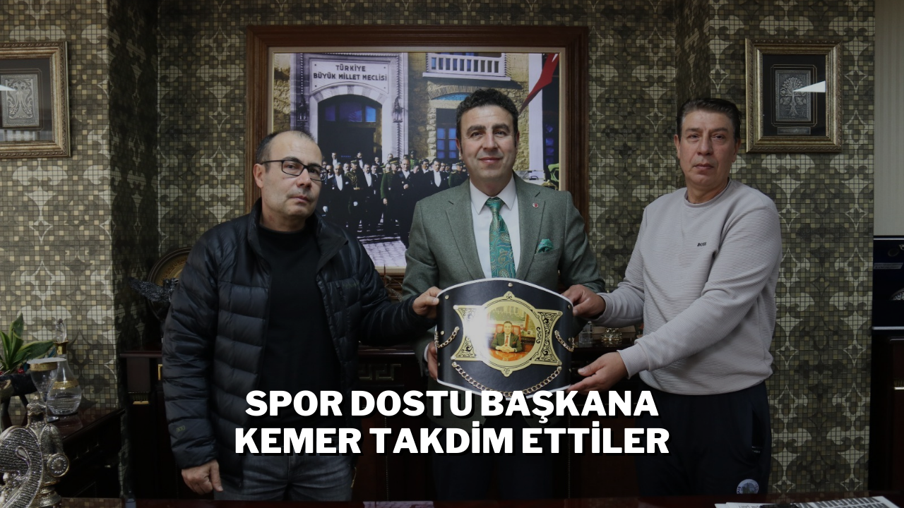Spor Dostu Başkana Kemer Takdim Ettiler