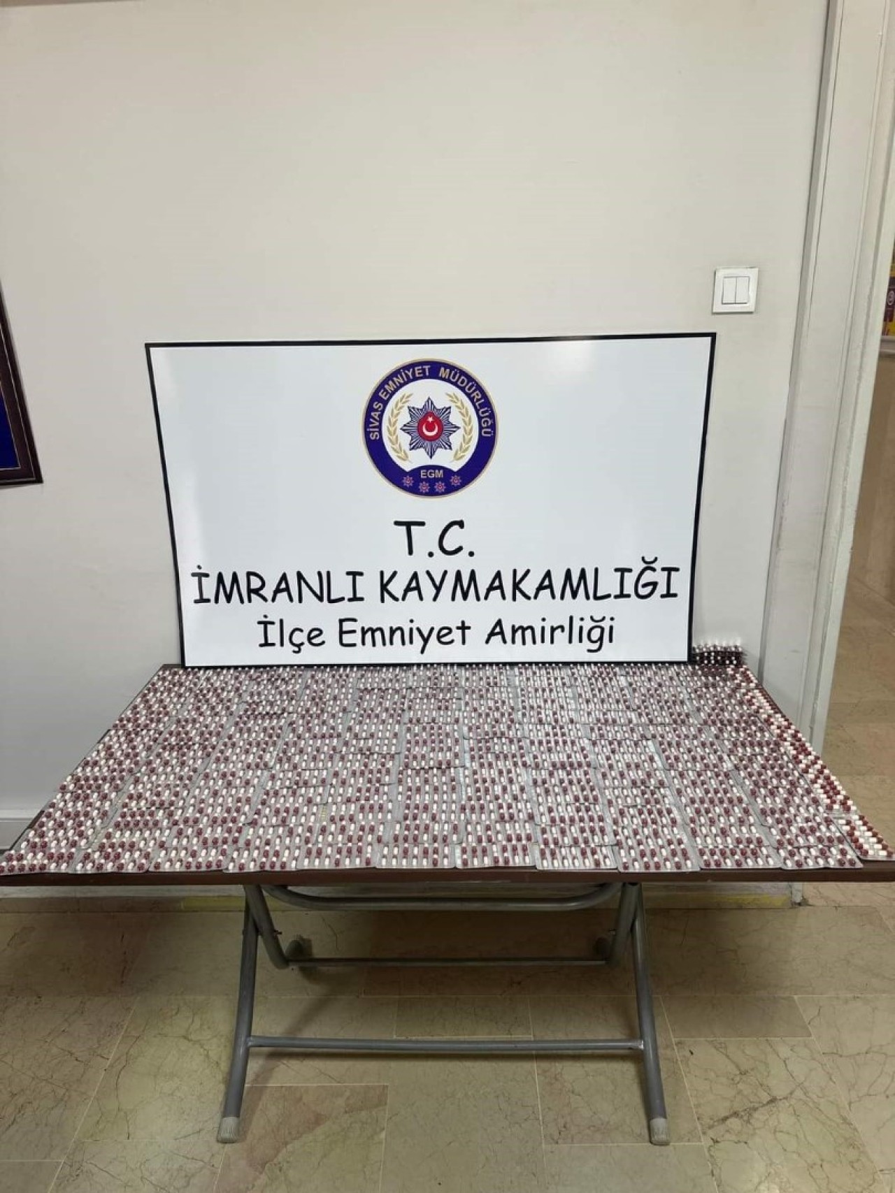 İmranlı'da 2 Bin 147 Kapsül Uyuşturucu Hap Ele Geçirildi!