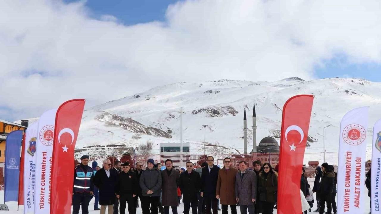 Cezaevindeki Çocuklara Kayak Fırsatı: Annesiyle Birlikte Beyazlara Bürünen Mutluluk