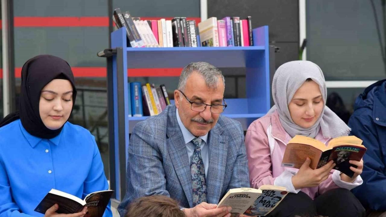 Kampüste Kitap Kokusu: Rektör Gavgalı ve öğrenciler Okuyor