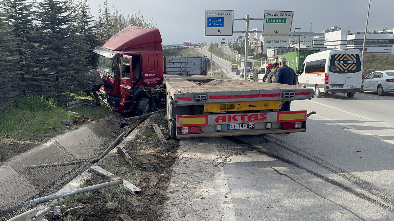 Kontrolünü Kaybeden Tır Bariyerleri Biçip Su Kanalına Girdi