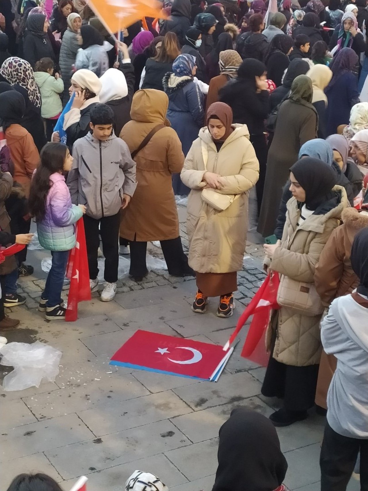 Elazığ'da Bayrak Üzerinde Namaz Kılan Kadına Tepkiler!