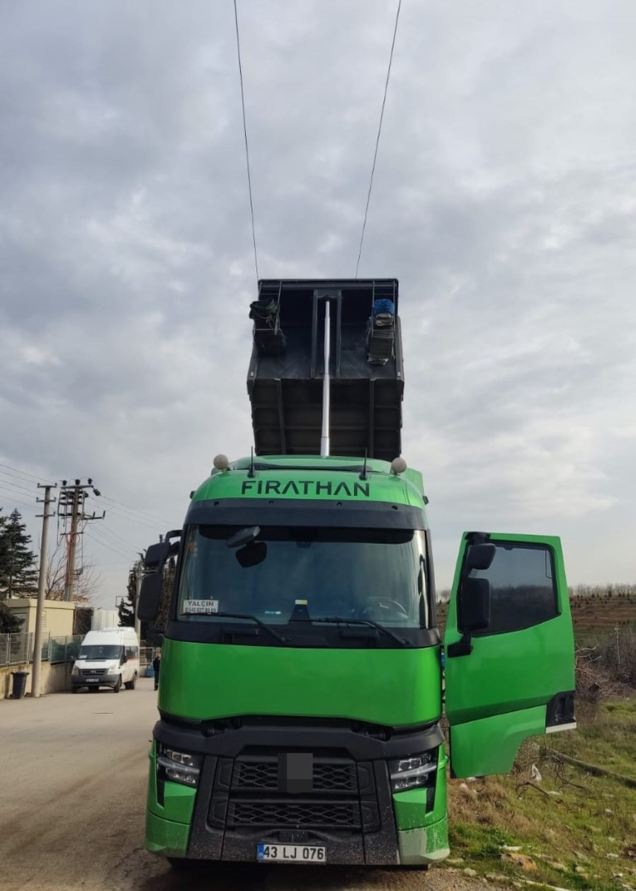 Damper Yüksek Gerilim Hattına Değdi,  Sürücü Elektrik Akımına Kapıldı