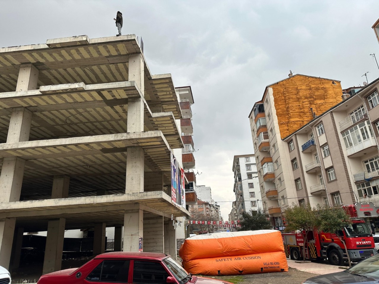 İntihar Etmek İsteyen Adama Küçük Çocuktan Dokunaklı Sözler: "Sen Orada Zaten Yanacaksın!"