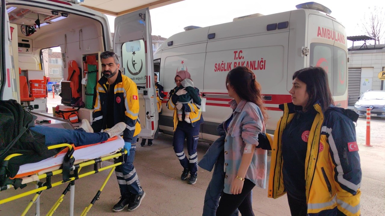 Özel Halk Minibüsü ile Otomobil Çarpıştı: 1'i bebek 4 yaralı!