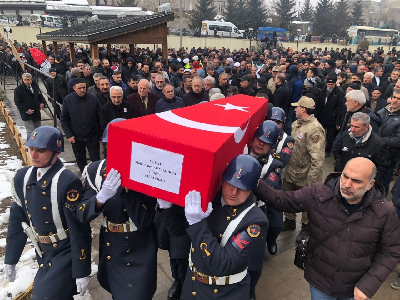 Erzurum'da Acı Veda: Pilot Üsteğmen Yıldırım Toprağa Verildi