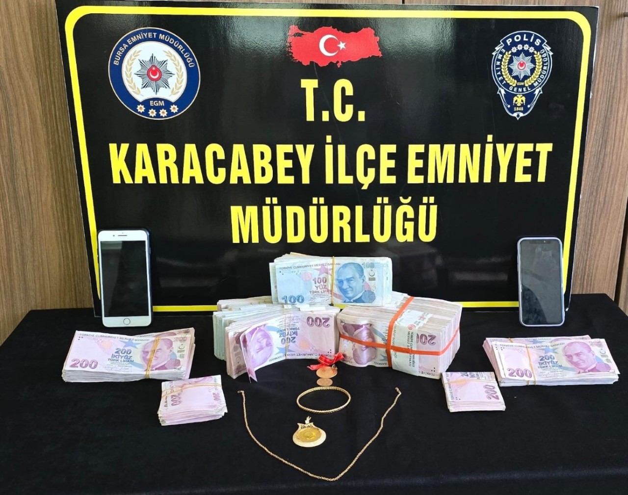 Kendilerini Polis Olarak Tanıtan Dolandırıcılar Kıskıvrak Yakalandı