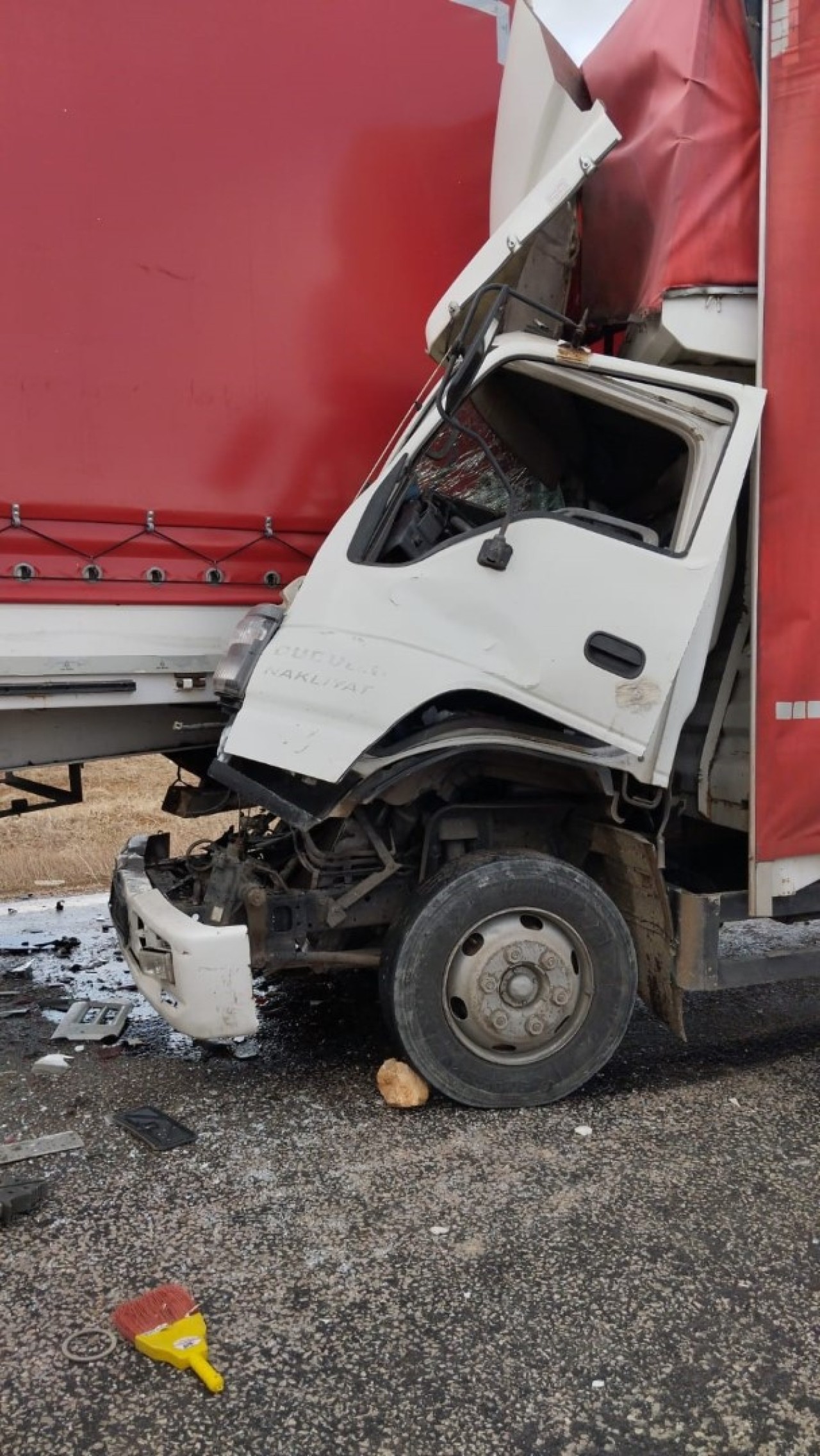 Sivas'ta Kamyonet Tıra Arkadan Çarptı: 1 Ağır Yaralı