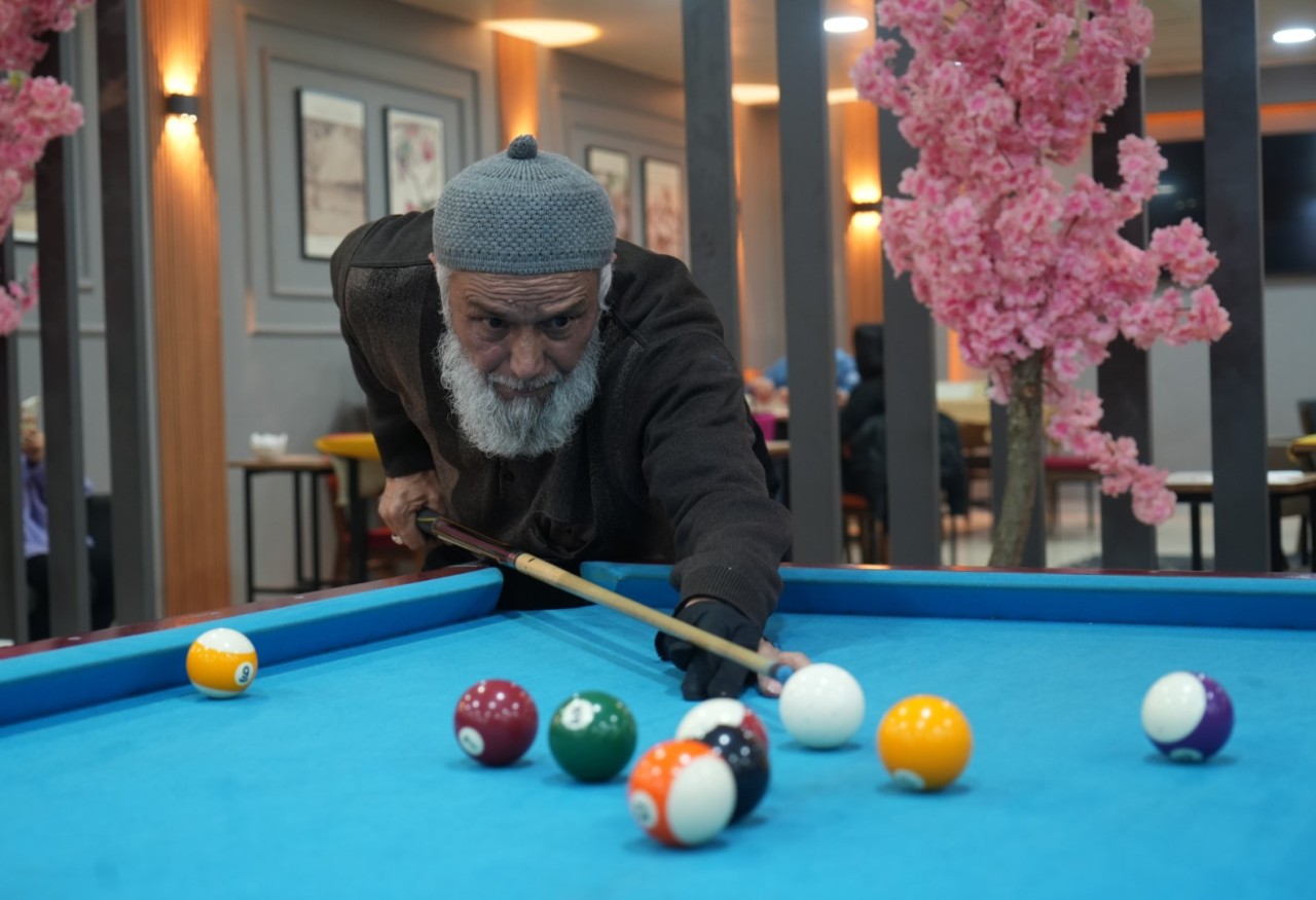 68 Yaşındaki Turgut Dede,  35 Yıldır Bilardo Oynuyor