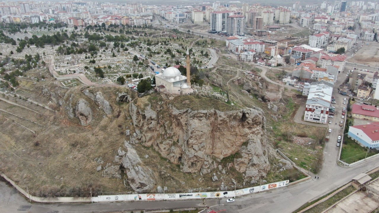 Sivas'ta Uçurumun Kıyısındaki Türbe: Abdulvahap Gazi Hazretleri