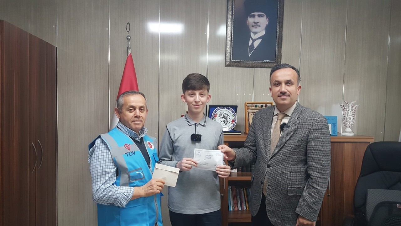 Ortaokul Öğrencisi Yusuf Yılmaz,  Şiir Yarışmasında Kazandığı Ödül Gazze'ye Bağışladı!