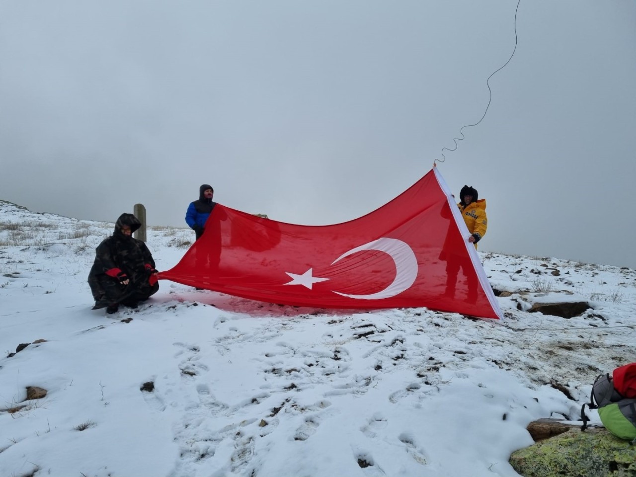 Bayraktepe'de Gurur Anı: Kırşehirli Dağcılar Türk Bayrağı'nı Yeniledi