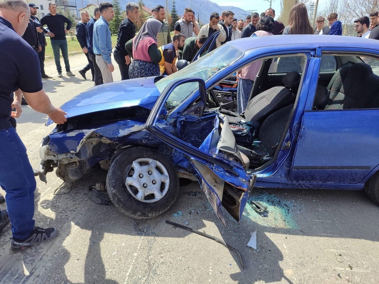 Dört Yol Kavşağında Dehşet: Motosiklet ve Otomobiller Çarpıştı,  10 Kişi Yaralandı!