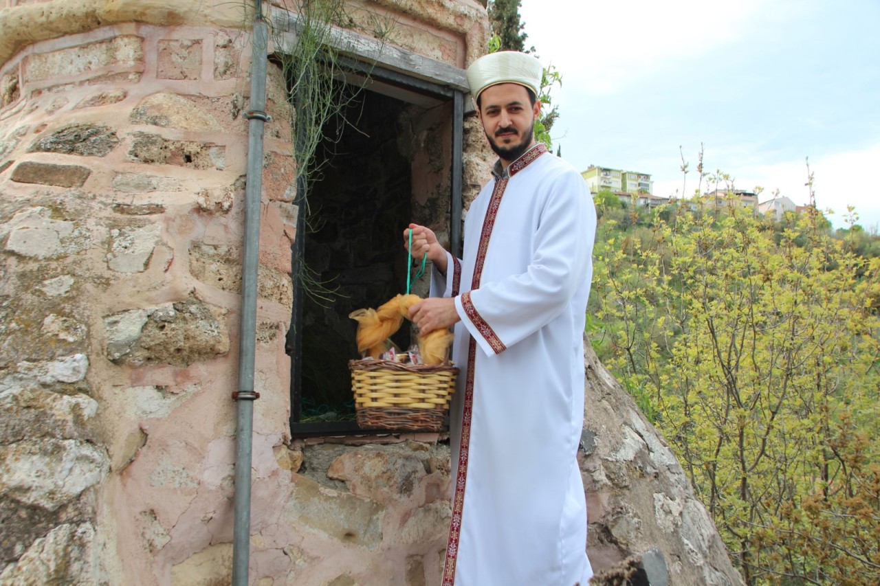 Minarelerden Şeker Yağıyor: Bilecik'te Osmanlı Geleneği Canlandı!