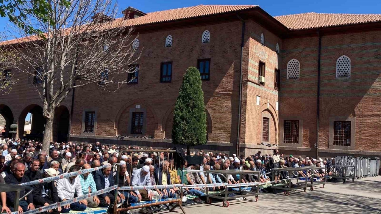Ramazan'a Veda: Son Cuma Namazında Dualar ve Niyazlar