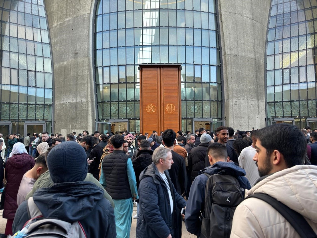 Almanya'da Coşkulu Bayram Kutlamaları: Müslümanlar Camilerde Bir Araya Geldi