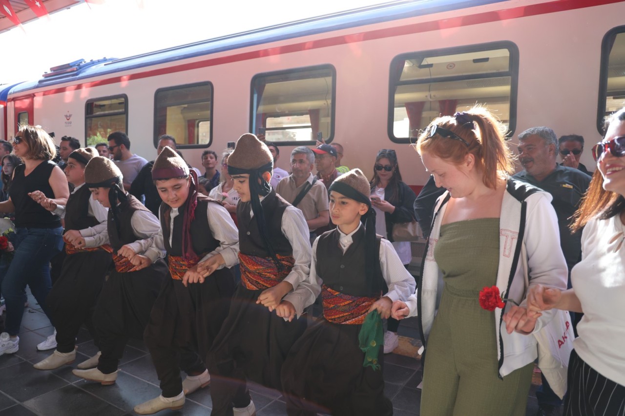 Turistik Diyarbakır Ekspresi Halayla Karşılandı!
