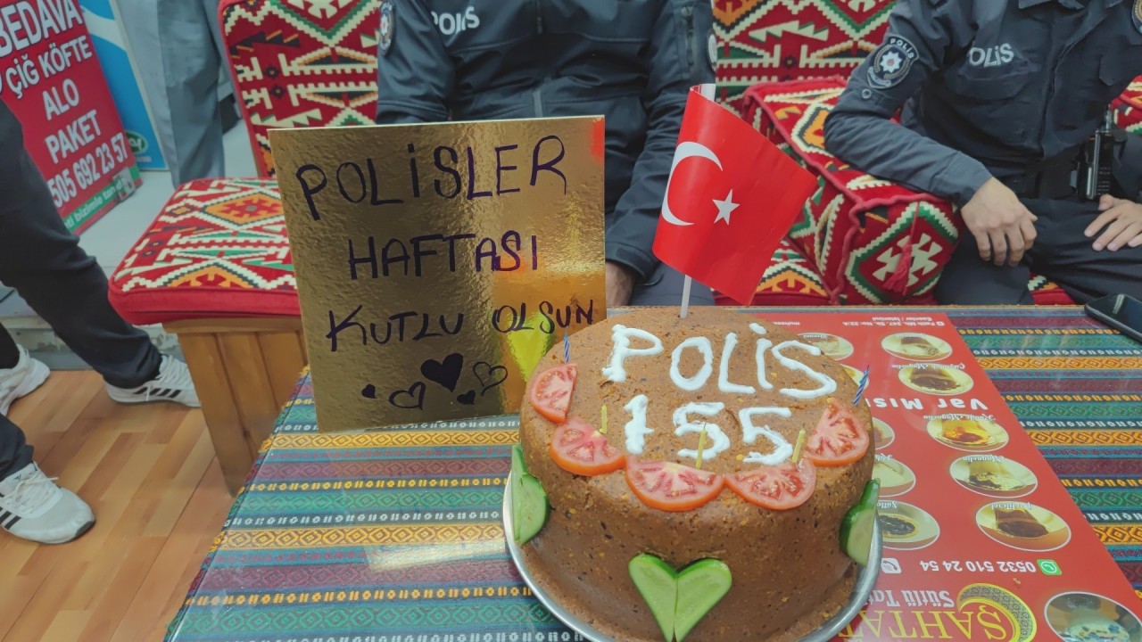 Polisler Asılsız İhbarda Bulunan Esnaftan Çiğköfte Makarnası Sürprizi Aldı