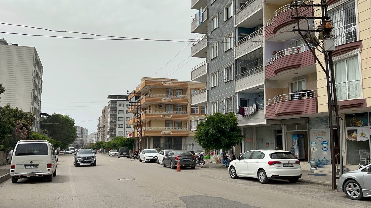 İntihar Eden Bir Kişi,  Yoldan Geçen Bir Başka Kişinin Üzerine Düştü!