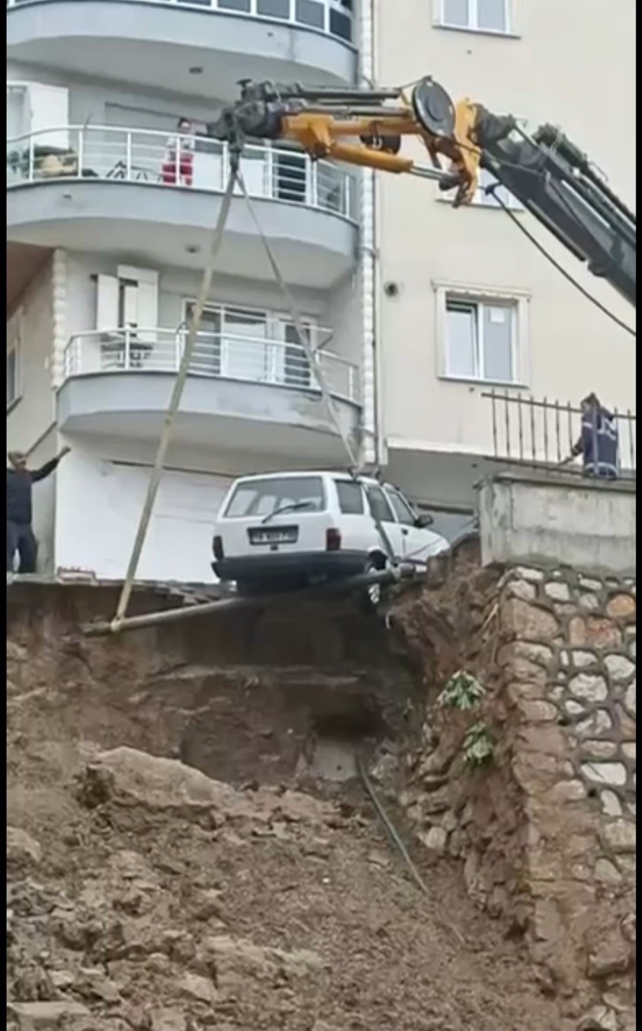 Yağmur Nedeniyle İstinat Duvarı Çöktü,  Otomobiller Asılı Kaldı