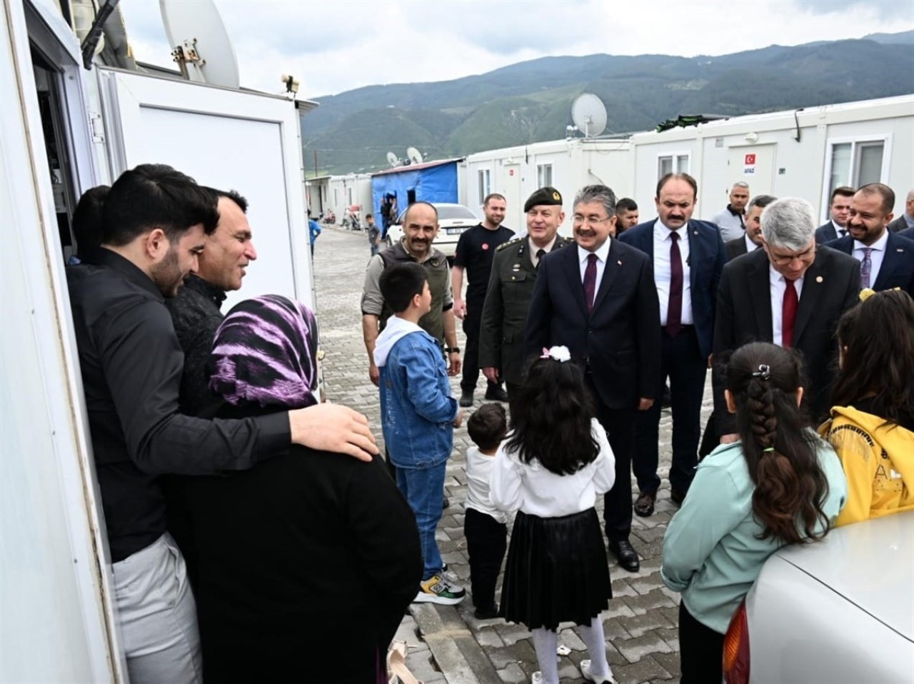 Deprem Mağdurlarıyla Bayramlaşma: Protokol Konteyner Kenti Ziyaret Etti