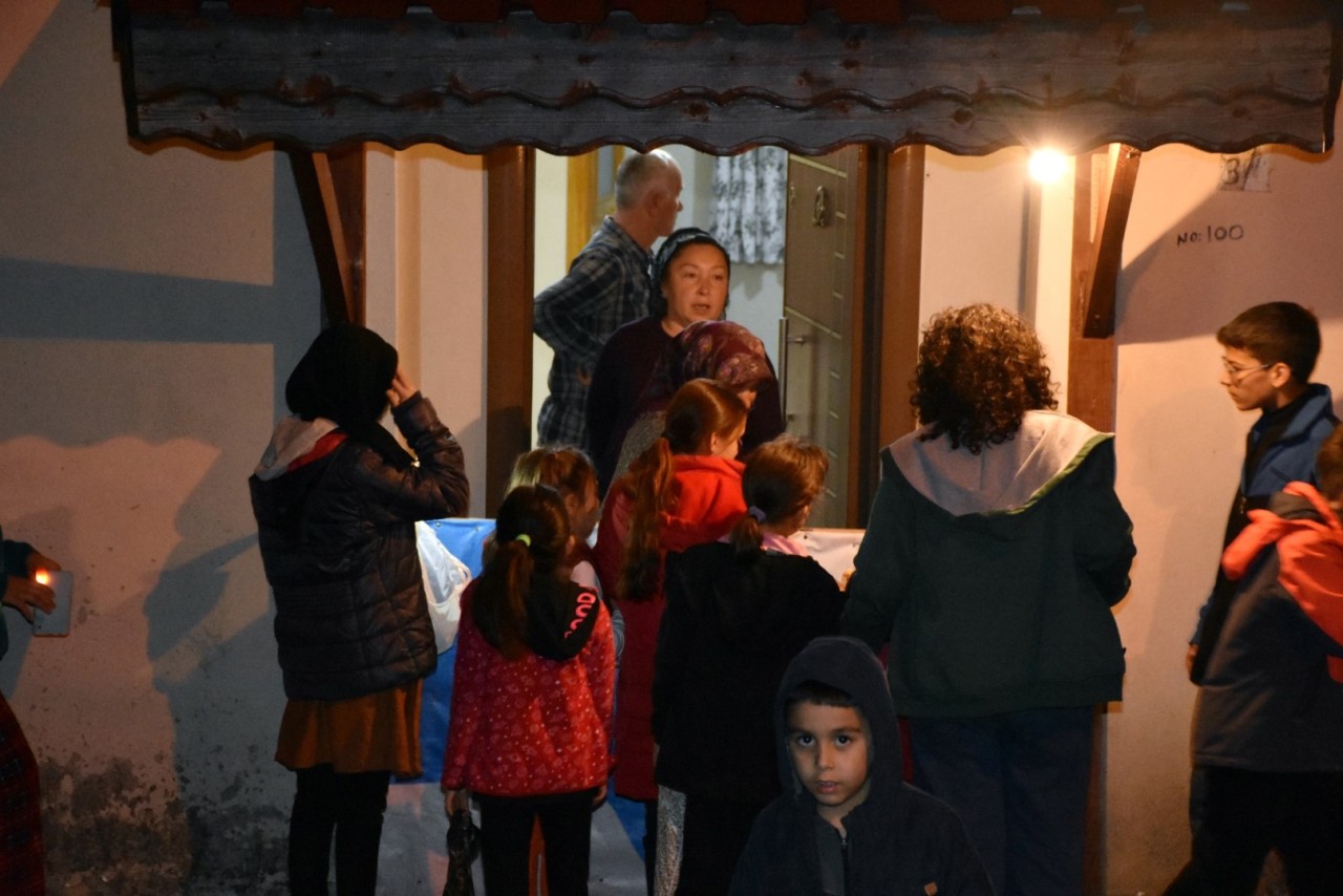 Hendek'te Çocuklar Bayramı Manilerle Kutlanıyor: Tömbelek Geleneği Yaşatılıyor