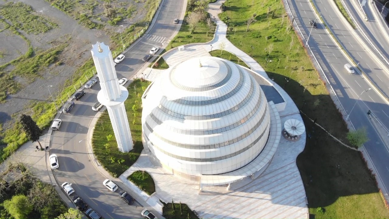 Yarım Küre Tasarımıyla Dikkat Çeken Ahmet Yılmaz Camii