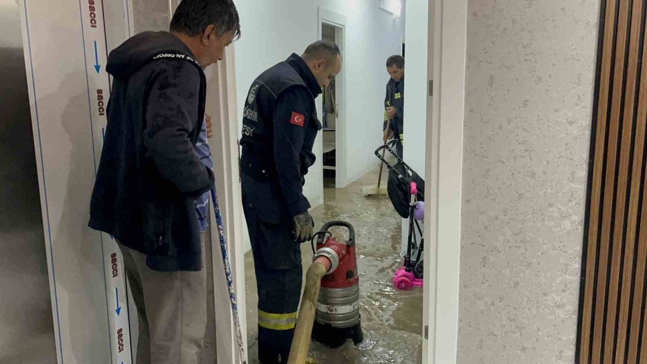 Eskişehir'de Şiddetli Sağanak: Sokaklar Göle Döndü,  Apartmanlar Sular Altında kaldı