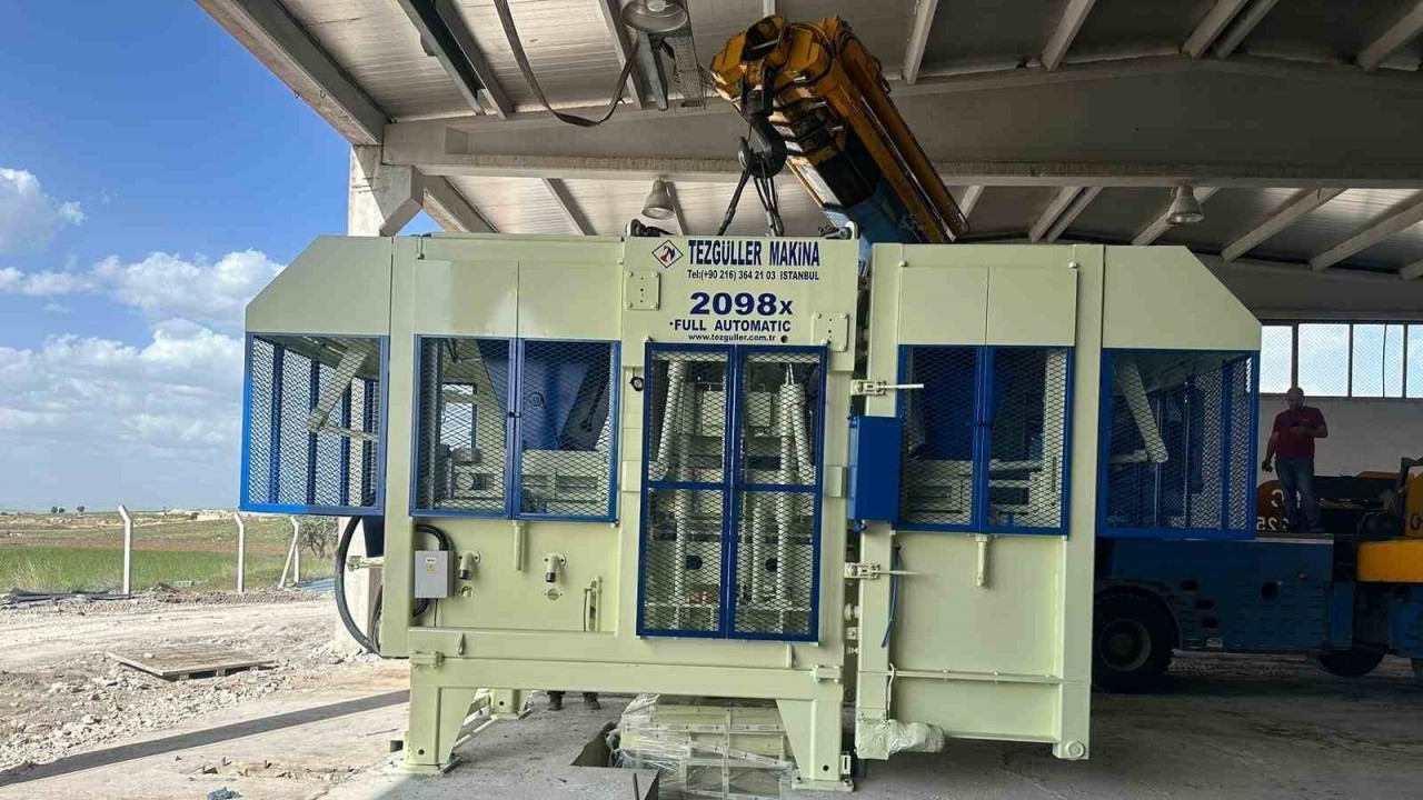 Kayseri Büyükşehir Belediyesi'nden 26 Milyon TL'lik Yatırım: Tam Otomatik Beton Parke Taşı Makinesi