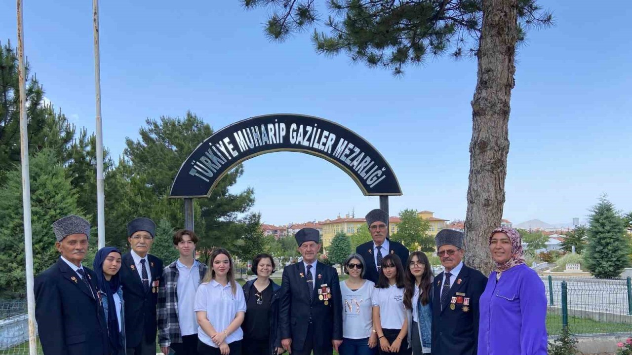 Lise Öğrencisi Gazileri Ziyaret Ederken Gözyaşlarına Boğuldu