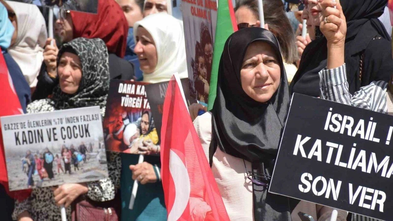 AK Parti Kadın Kolları 81 İlde Gazze'deki Anneleri Anmak İçin İsrail'i Protesto Etti