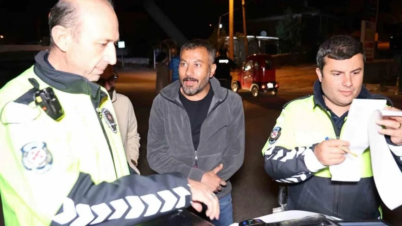 Alkollü Sürücü Ehliyetine El Konulunca Polis Memuruna "Nasıl Yapacağız?" Diye Sordu!