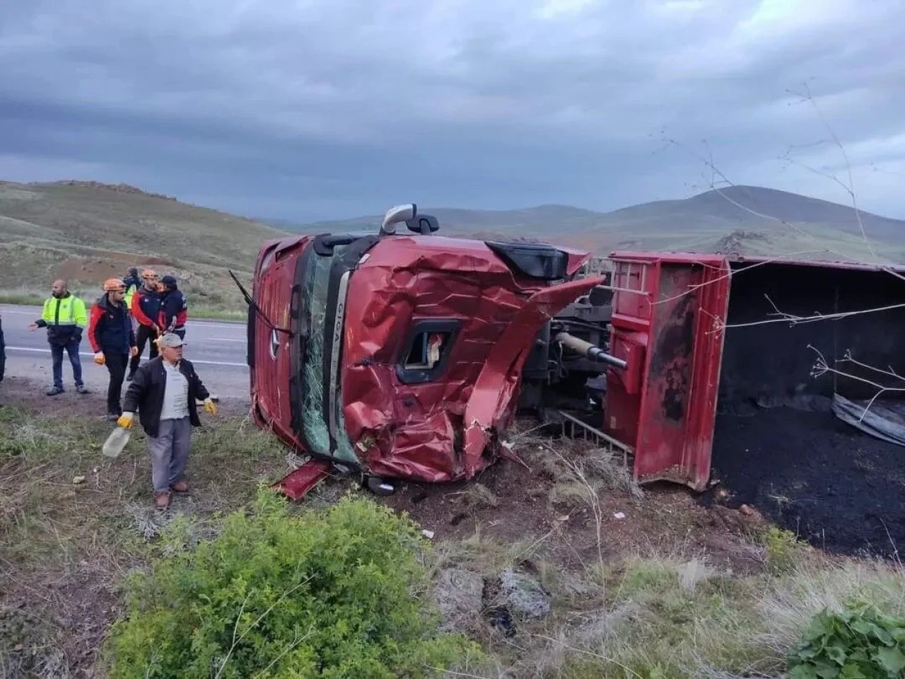 Kangal'da Devrilen Tır Sürücüsü Yaralandı!