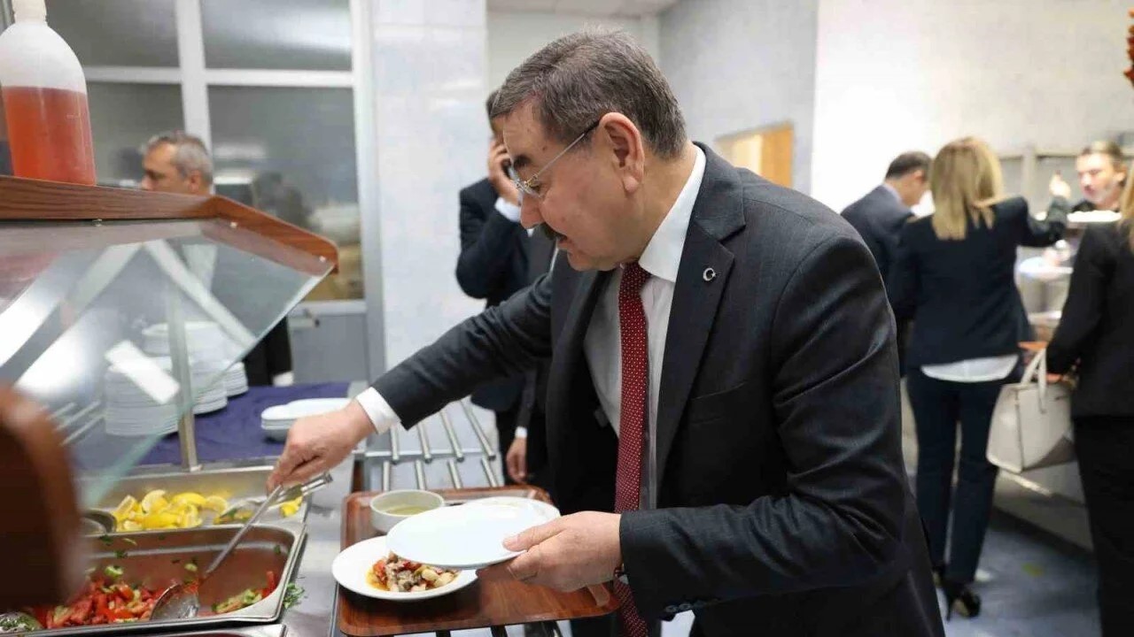 Gölbaşı Belediye Başkanı Odabaşı,  Hem Yemek Yedi Hem de Sohbet Etti: "Belediye Personelimizle Yol Arkadaşıyız"