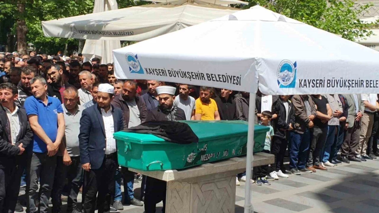 Bisikletiyle İşçi Servisinin Altında Kalan 8 Yaşındaki Çocuk Toprağa Verildi