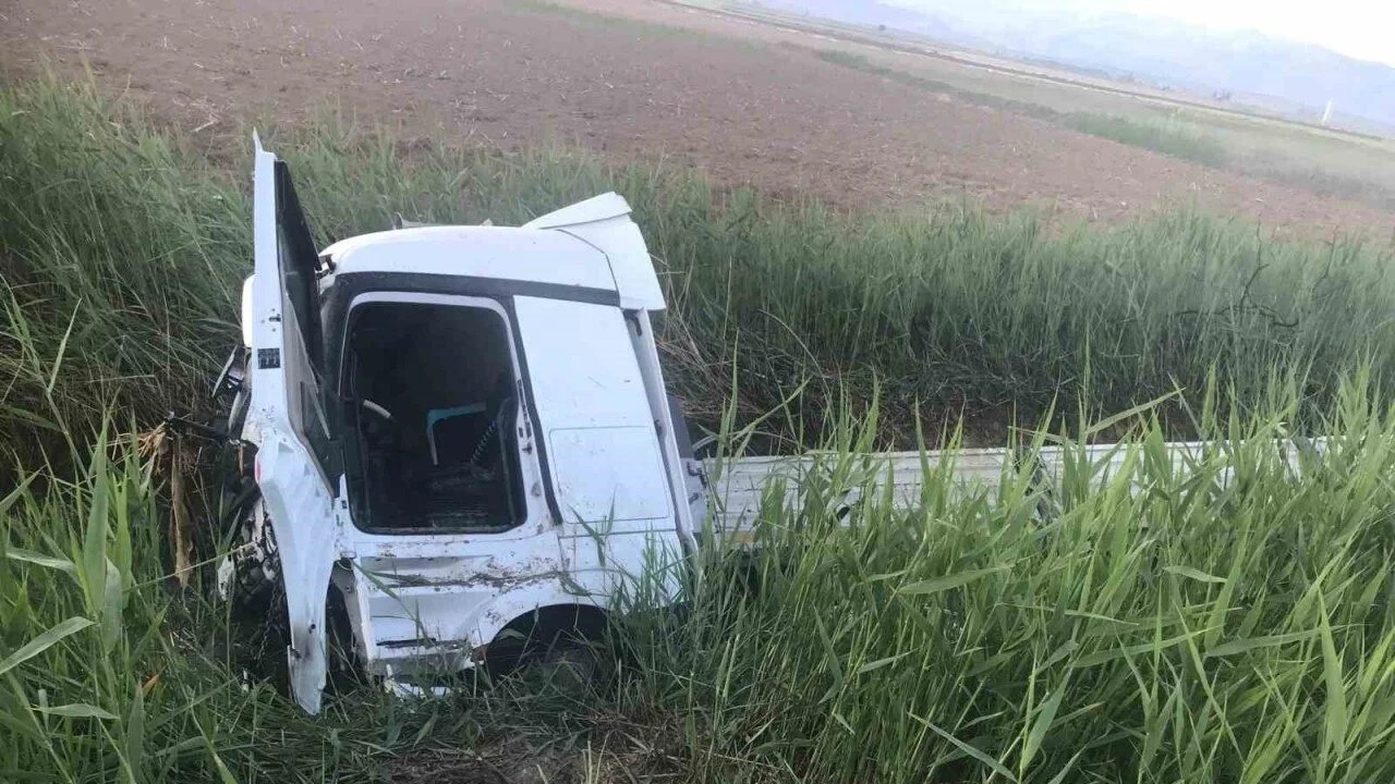 Tır Sulama Kanalına Uçtu: 1 Ölü,  1 Yaralı!