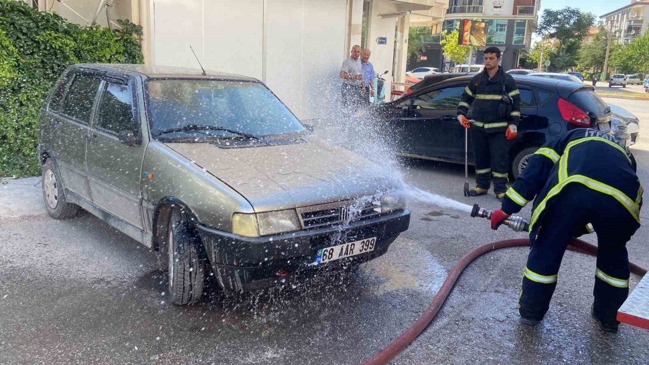 Aksaray'da Park Halindeki Araçta Akü Patlaması Sonucu Yangın!