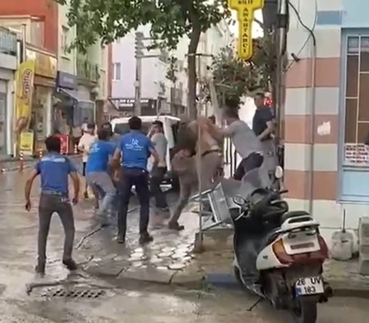Alacak Verecek Meselesi Sokak Ortasında Kavgaya Döndü: Emekli Polis Havaya Ateş Etti