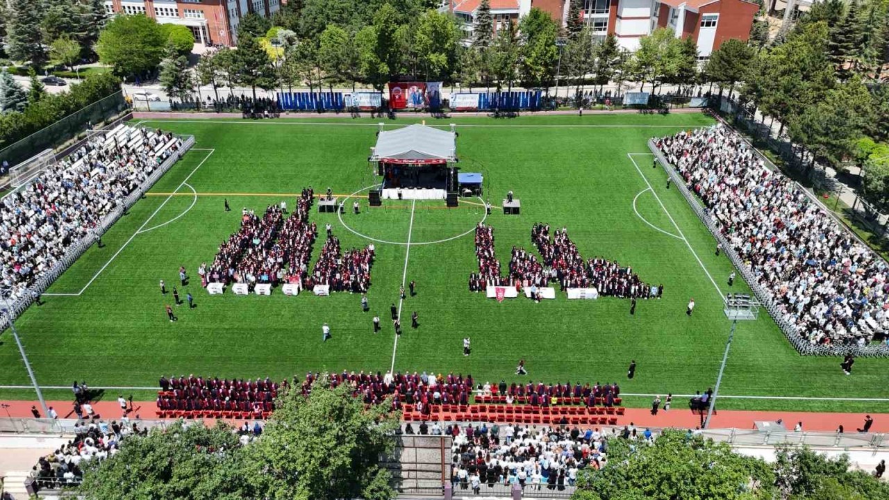 Anadolu Üniversitesi'nde Mezuniyet Coşkusu: 7'den 77'ye Kep Atma Seremonisi