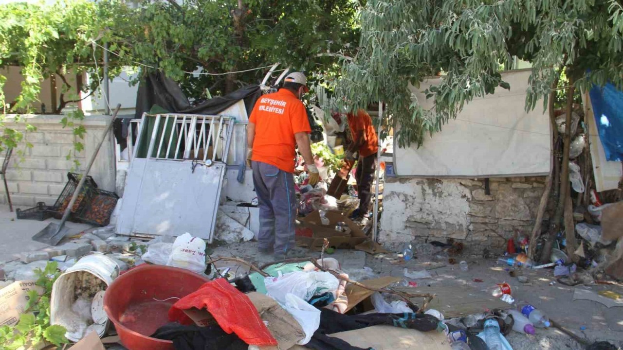 "Çöp Ev" Operasyonu: 5 Kamyon ve 3 Traktör Römorku Dolusu Atık Çıkarıldı