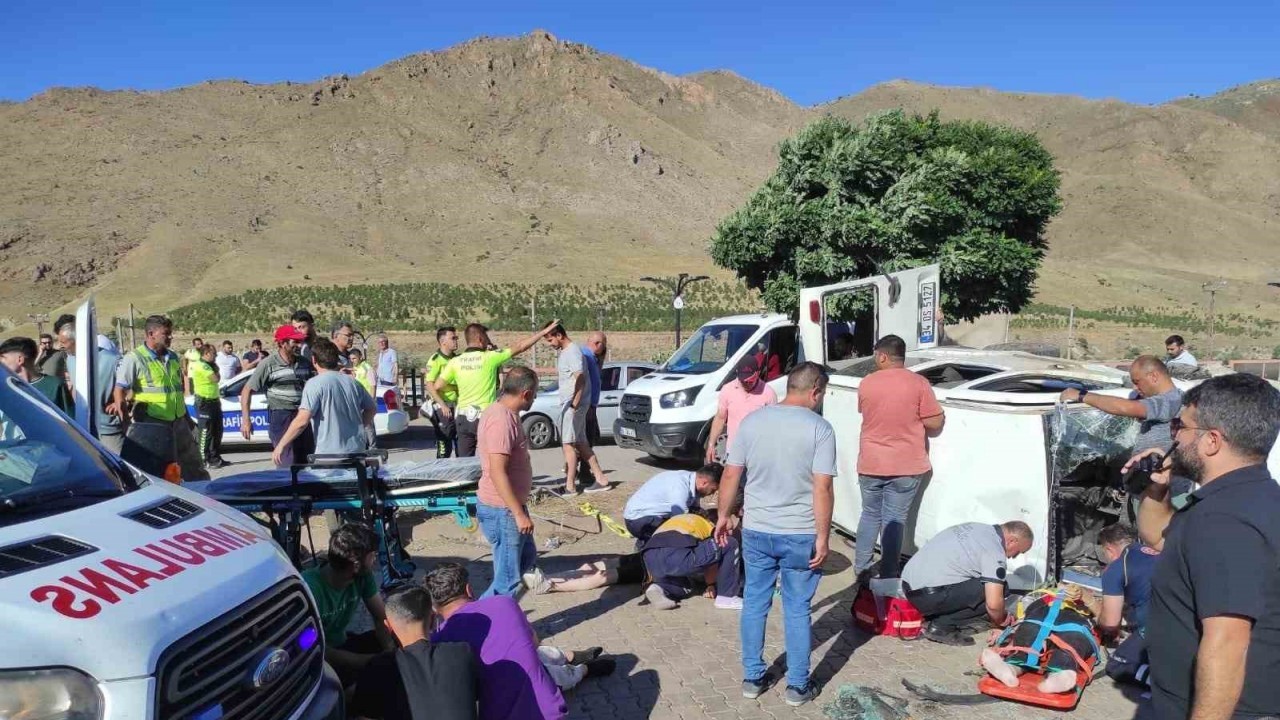 Divriği'de Ticari Araç Devrildi,  4 Yaralı