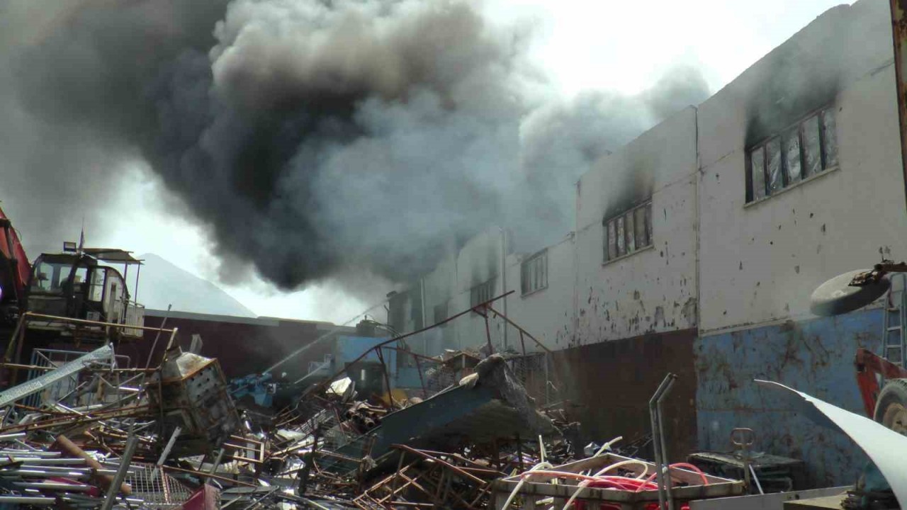 Fabrika Yangını 3 Saatte Söndürüldü,  72 Personel ve 25 İtfaiye Aracı Müdahale Etti