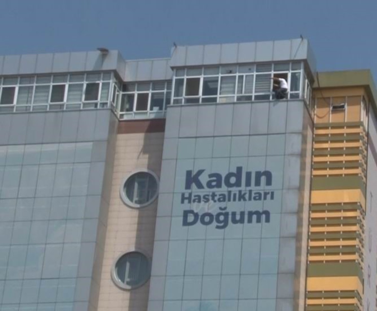 Özel Hastanenin Son Katına Tarzan Gibi Tırmandı,  İntihar Girişiminde Bulundu!