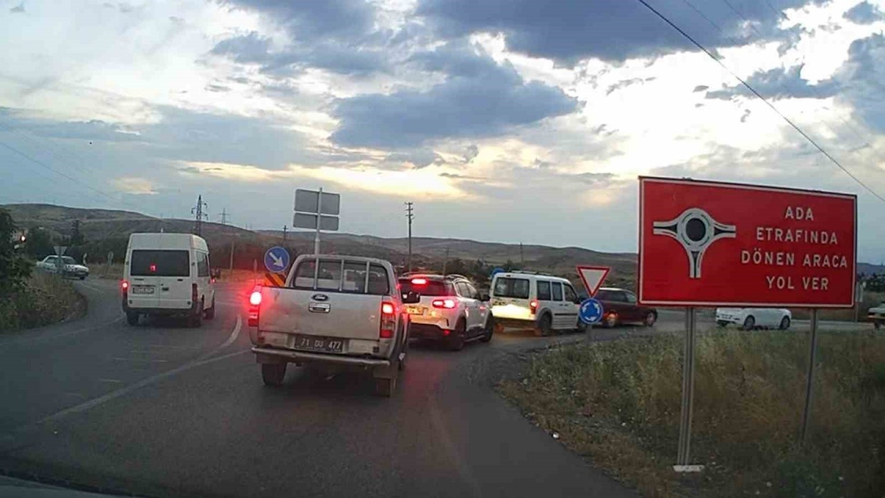 Sabırsız Minibüs Sürücüsü Ters Yöne Girerek Trafiği Tehlikeye Attı