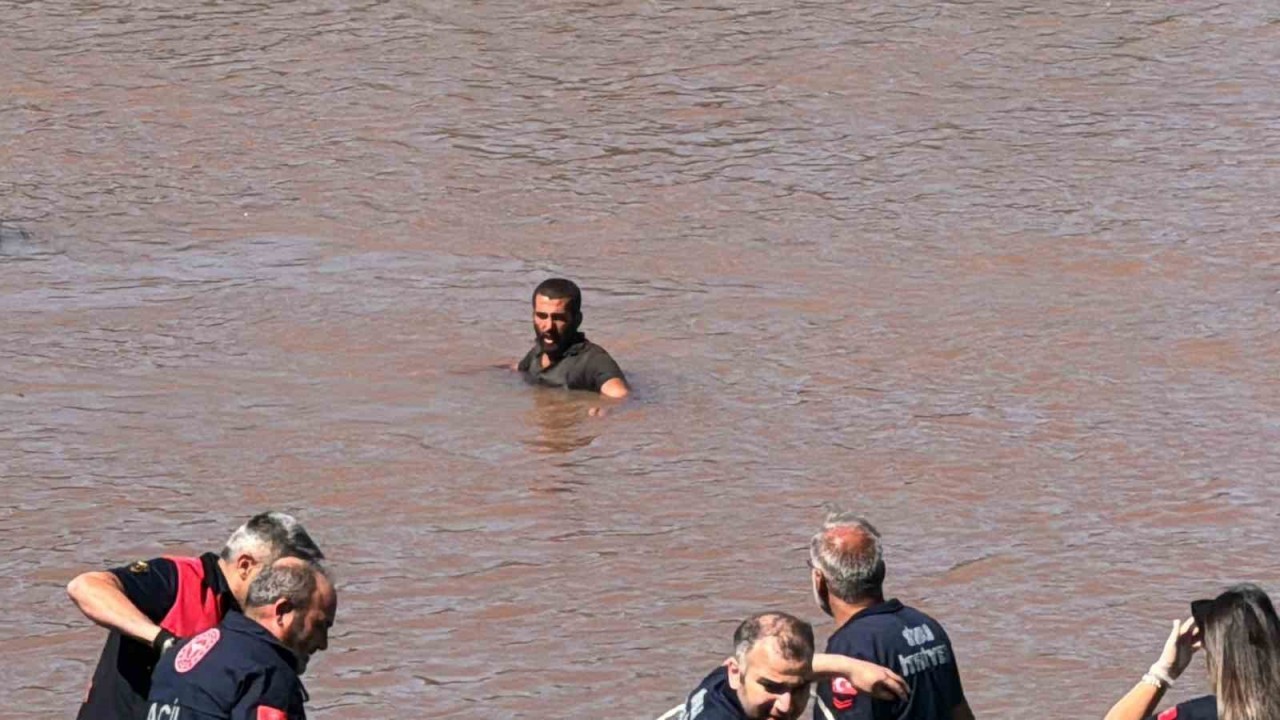 Sivas'ta Atın Kızılırmak'a Girmesi Sonucu Mahsur Kalan Adam Kurtarıldı