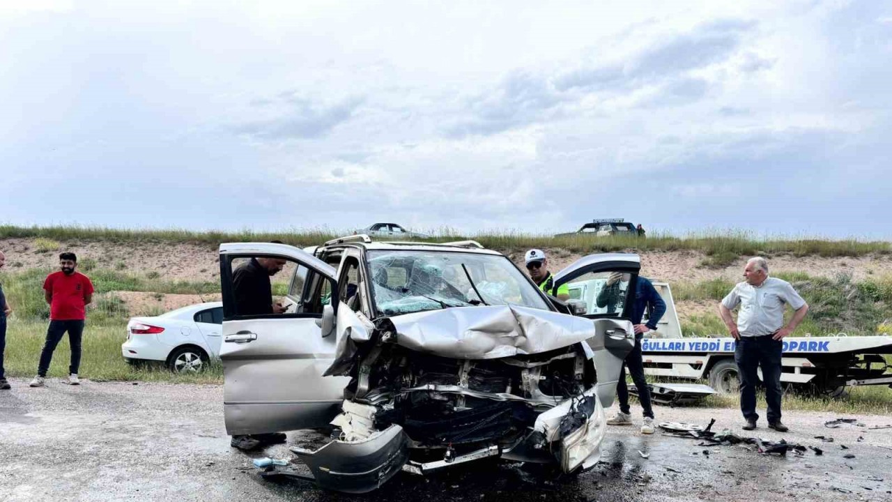 Sivas'ta Kafa Kafaya Çarpışan Otomobillerde 5 Yaralı!