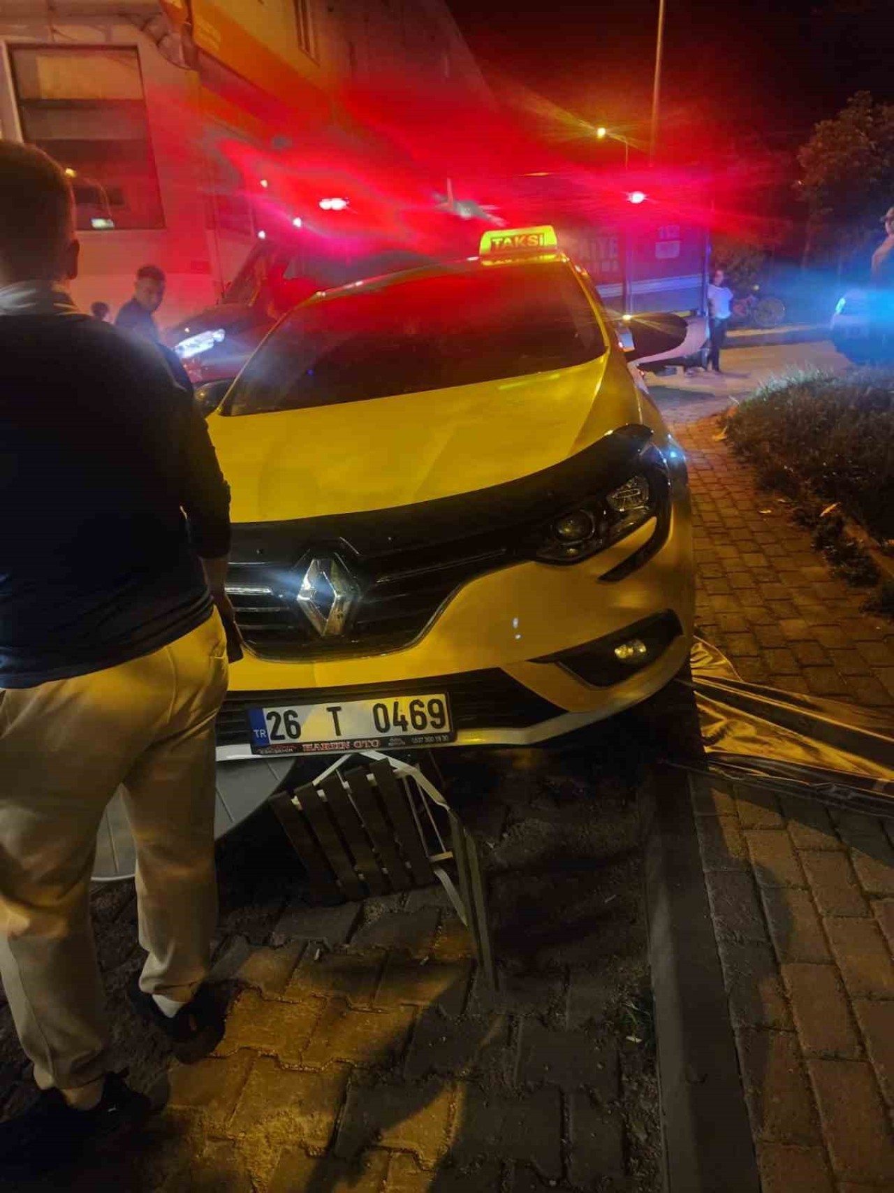 Sürücü El Frenini Çekmeyi Unuttu: Taksi 2 Kişiye Çarpıp Sürücüsünü Aracın Altına Aldı