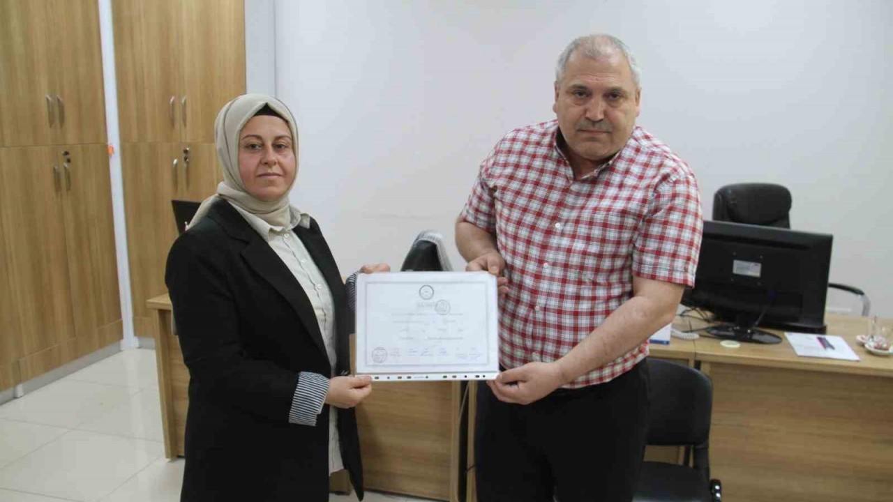 Vefat Eden Eşinin Yerine Muhtar Seçilen Ev Hanımı Mazbatasını Aldı