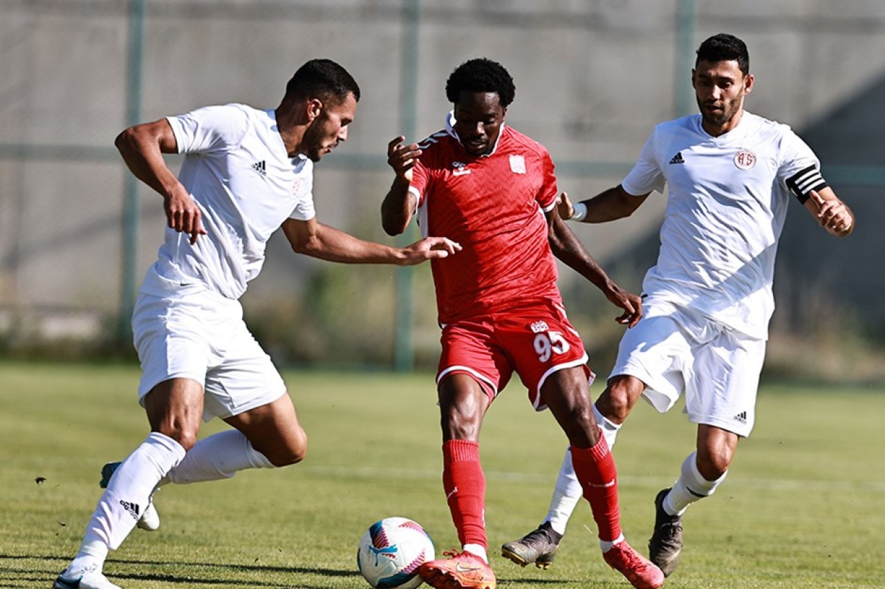 Sivasspor'da Mening Performansıyla Dikkat Çekiyor