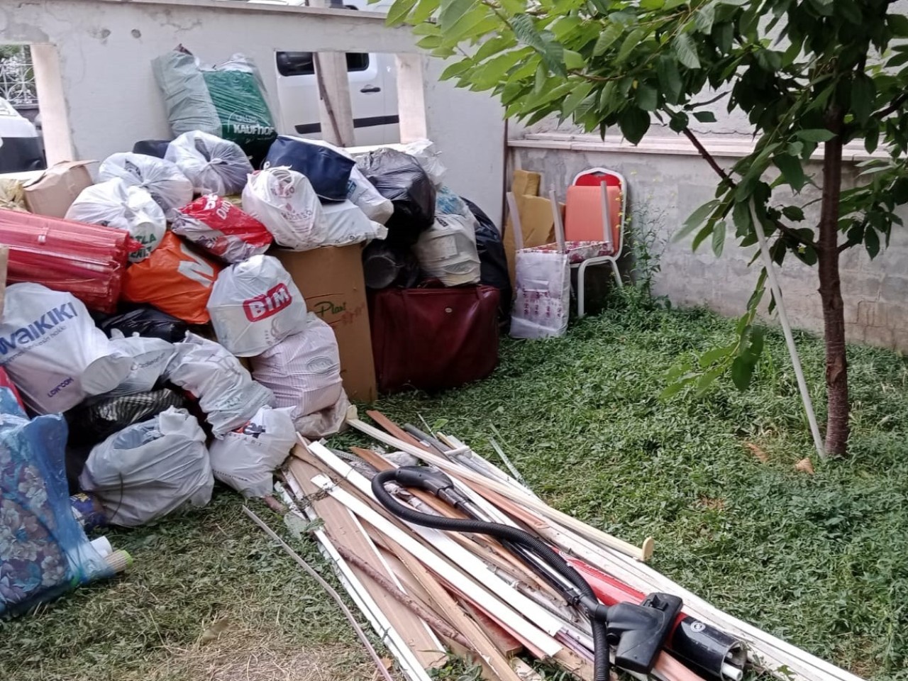 50 Ton Çöpten Kurtulan Ev Tekrar Dolu!